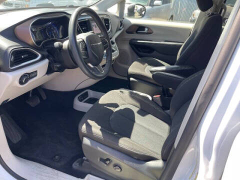 2022 Chrysler Voyager LX