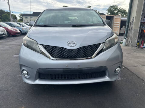 2014 Toyota Sienna SE 8-Passenger