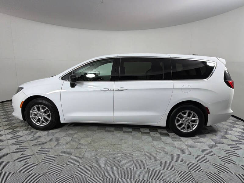 2024 Chrysler Voyager LX