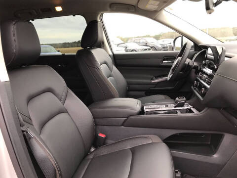 2025 Nissan Pathfinder SL