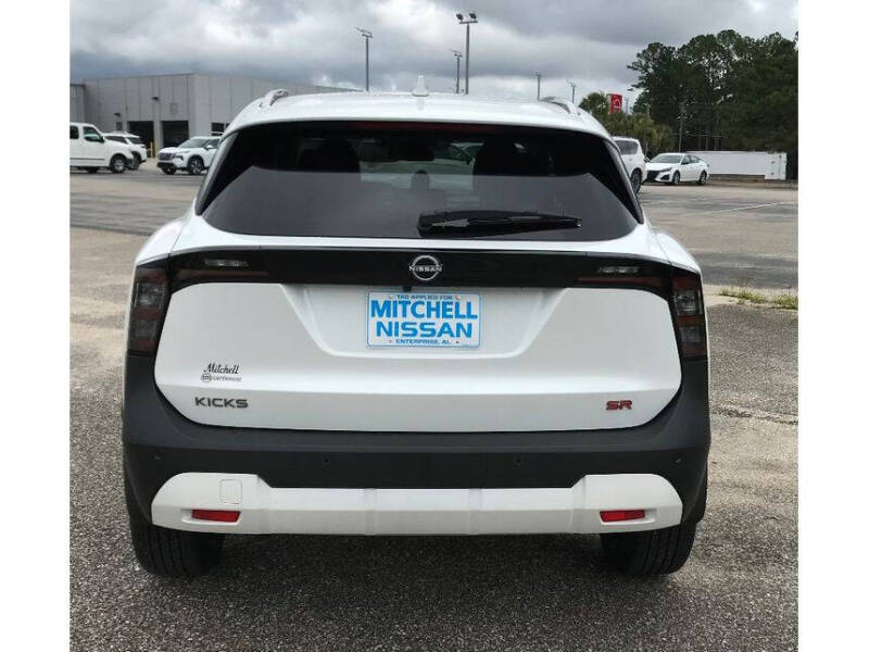 2025 Nissan Kicks SR
