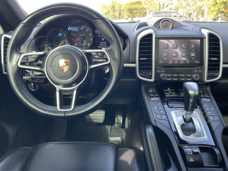 2017 Porsche Cayenne Platinum Edition