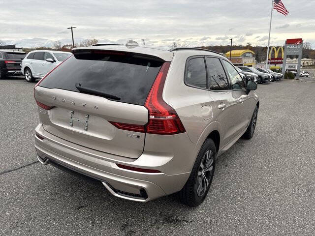 2025 Volvo XC60 B5 Core Dark Theme