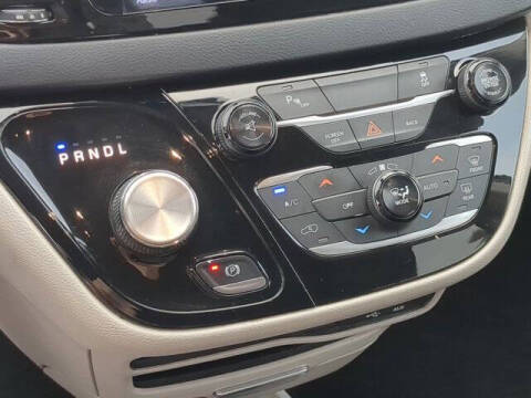 2017 Chrysler Pacifica Touring-L