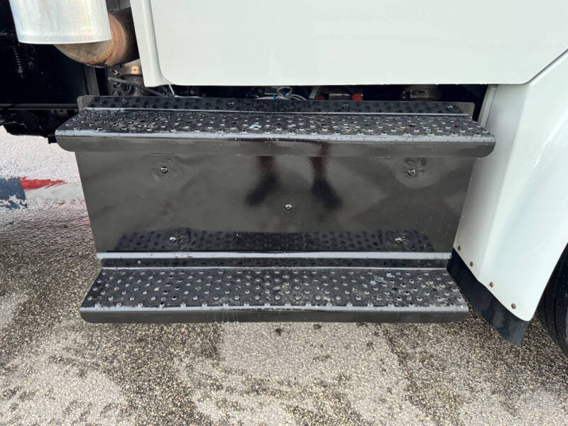 2018 Freightliner M2 106