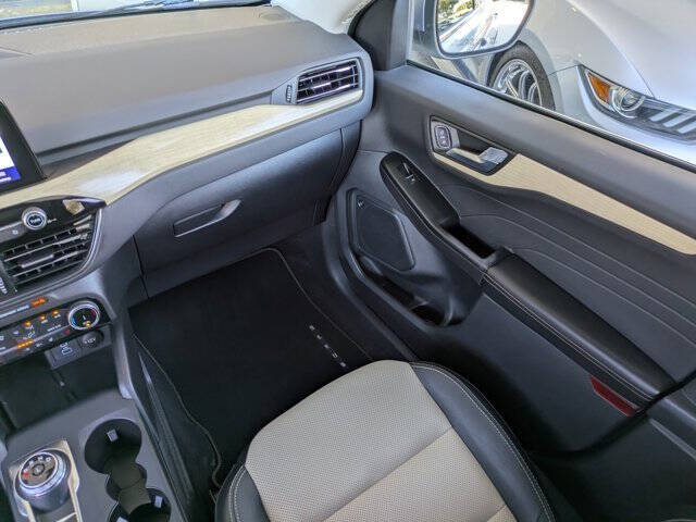 2022 Ford Escape Hybrid Titanium