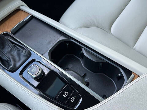 2022 Volvo XC90 T6 Momentum 7-Passenger