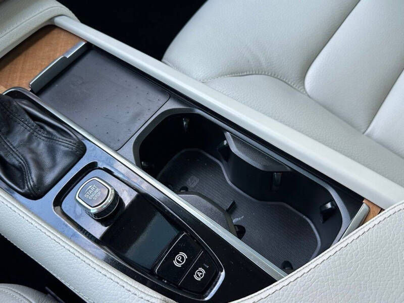 2022 Volvo XC90 T6 Momentum 7-Passenger