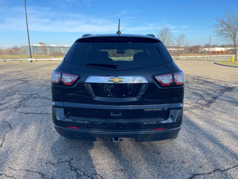 2016 Chevrolet Traverse 1LT photo 4