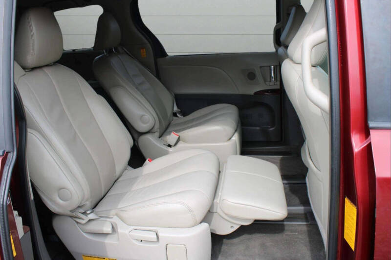 2014 Toyota Sienna XLE 7-Passenger