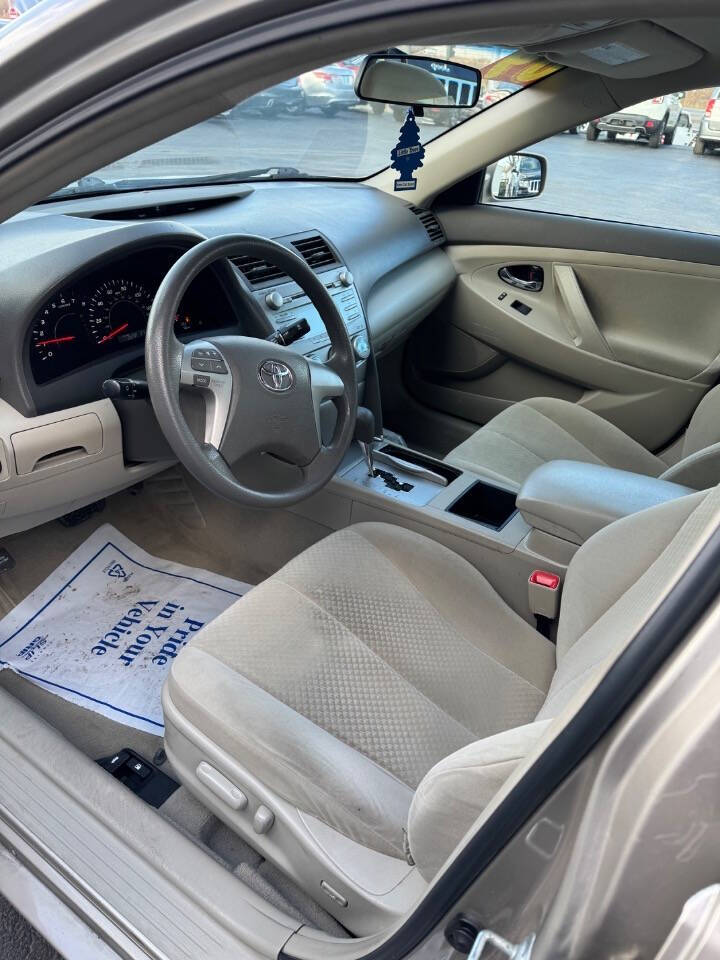 2009 Toyota Camry LE photo 11