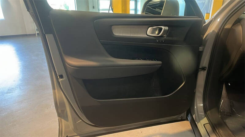 2025 Volvo XC40 B5 Core Bright Theme
