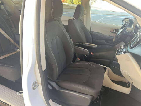 2024 Chrysler Voyager LX