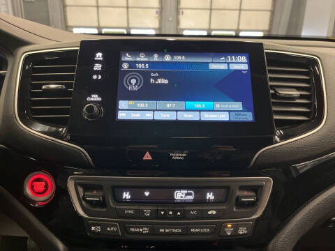 2022 Honda Pilot Touring w/Rear Captain's Chairs