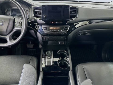 2019 Honda Pilot Touring w/Rear Captain's Chairs