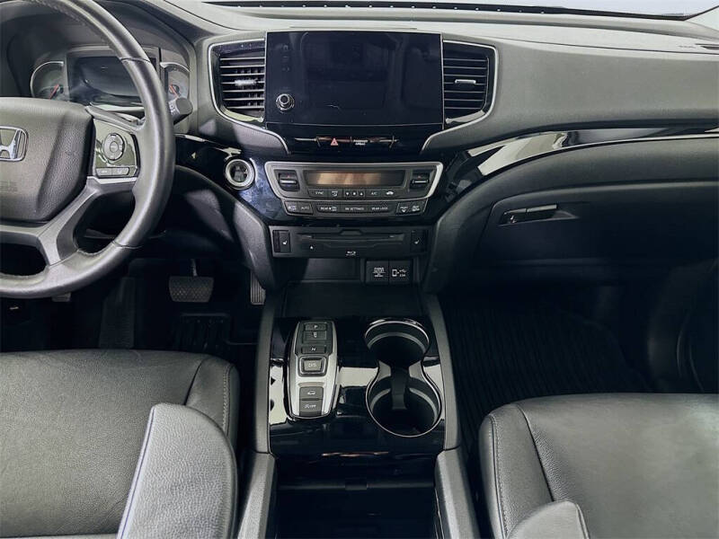 2019 Honda Pilot Touring w/Rear Captain's Chairs