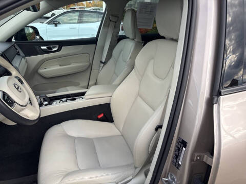 2024 Volvo XC60 B5 Core Dark Theme