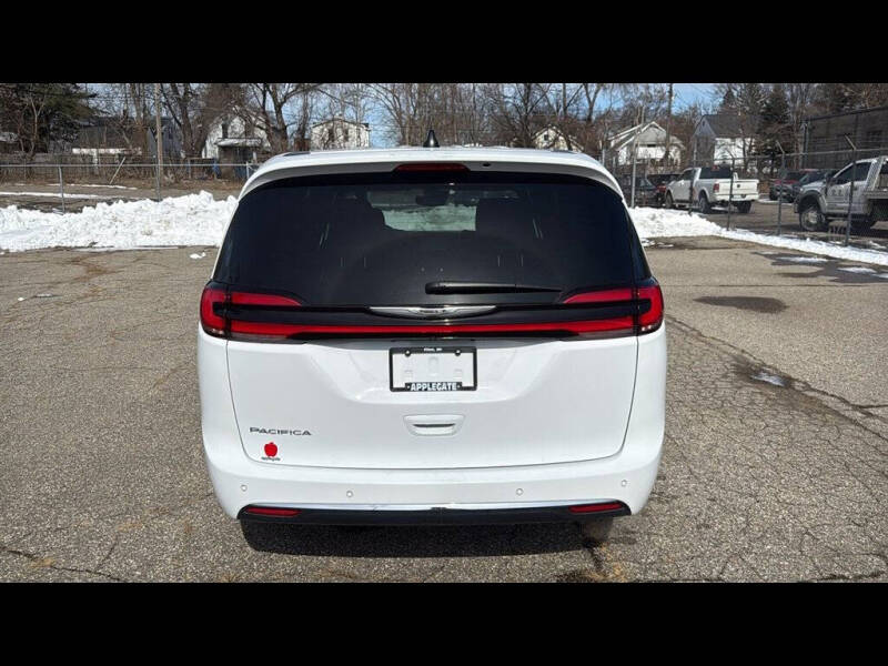 2025 Chrysler Pacifica Select