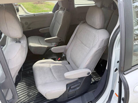 2022 Toyota Sienna LE 8-Passenger