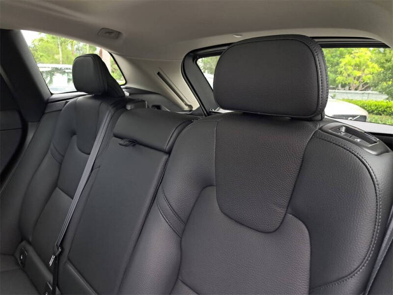 2022 Volvo XC60 B5 Momentum