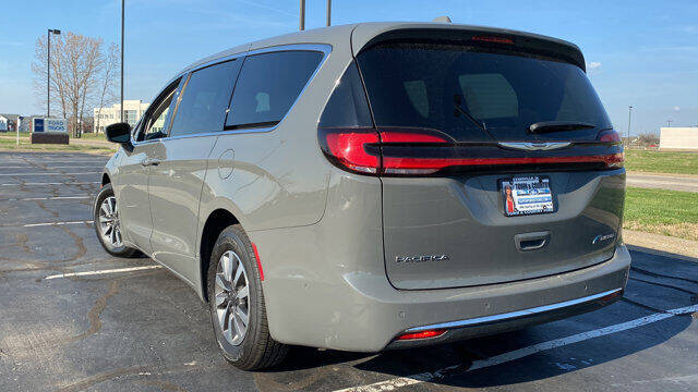 2022 Chrysler Pacifica Hybrid Touring L