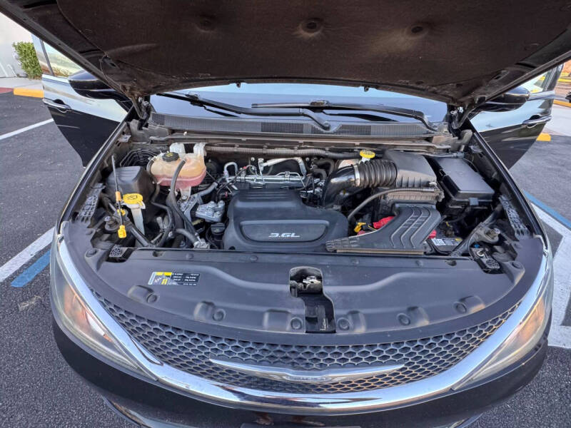 2017 Chrysler Pacifica Touring-L