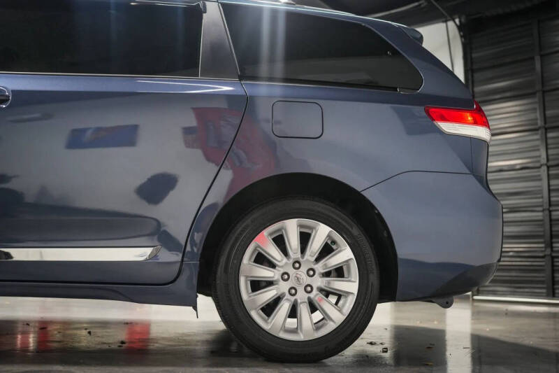 2013 Toyota Sienna LE 7-Passenger