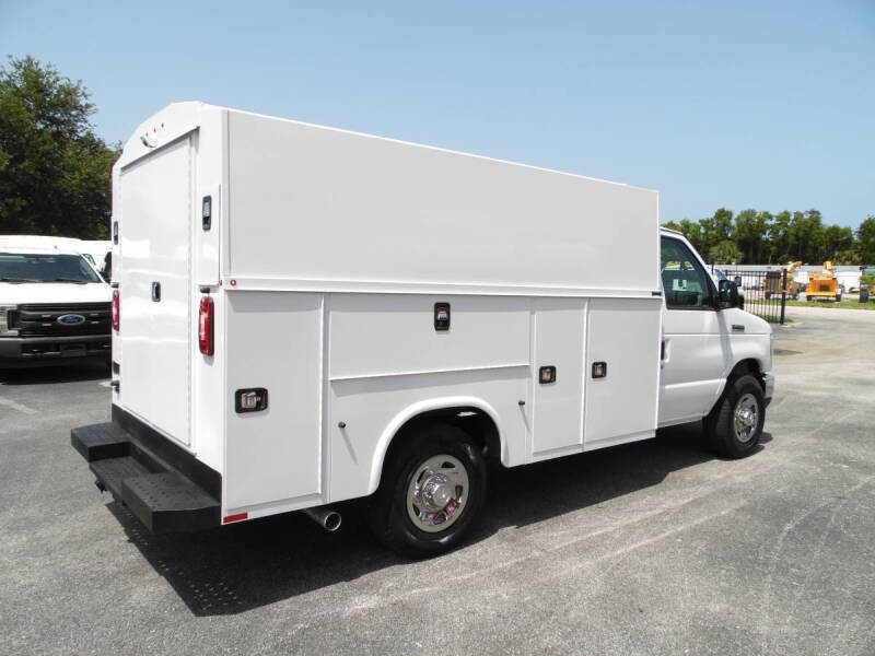 2025 Ford E-350