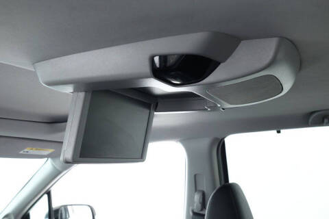 2022 Honda Pilot Touring w/Rear Captain's Chairs