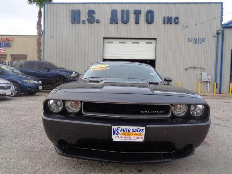 2014 Dodge Challenger SXT's photo