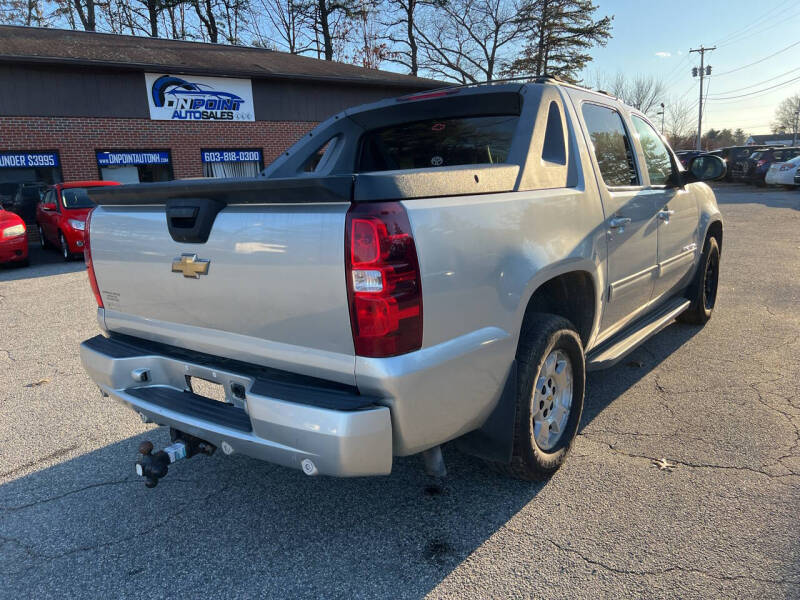 2011 Chevrolet Avalanche LS photo 3