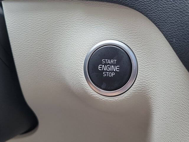 2024 Volvo XC40 B5 Ultimate Dark Theme