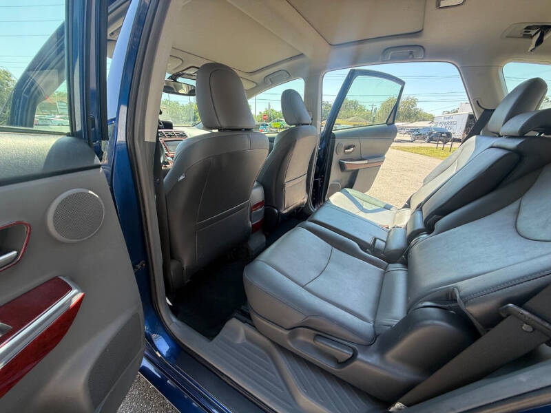 2014 Toyota Prius v Five