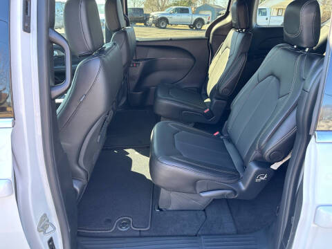 2025 Chrysler Pacifica Select