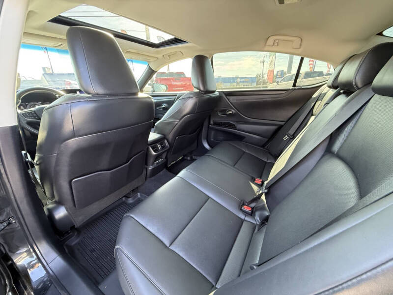 2024 Lexus ES 300h F SPORT Design