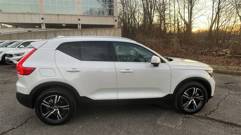 2025 Volvo XC40 B5 Core Bright Theme
