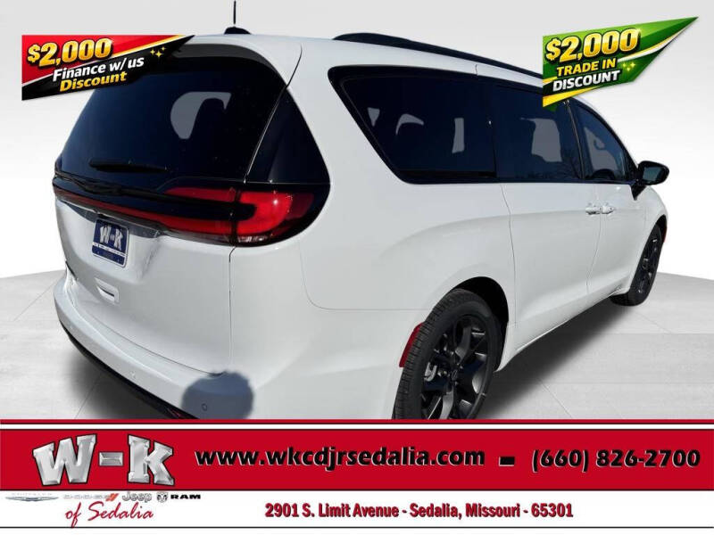 2026 Chrysler Pacifica Select
