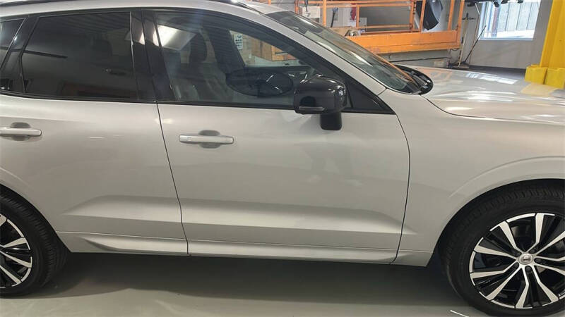 2023 Volvo XC60 B5 Plus Dark Theme