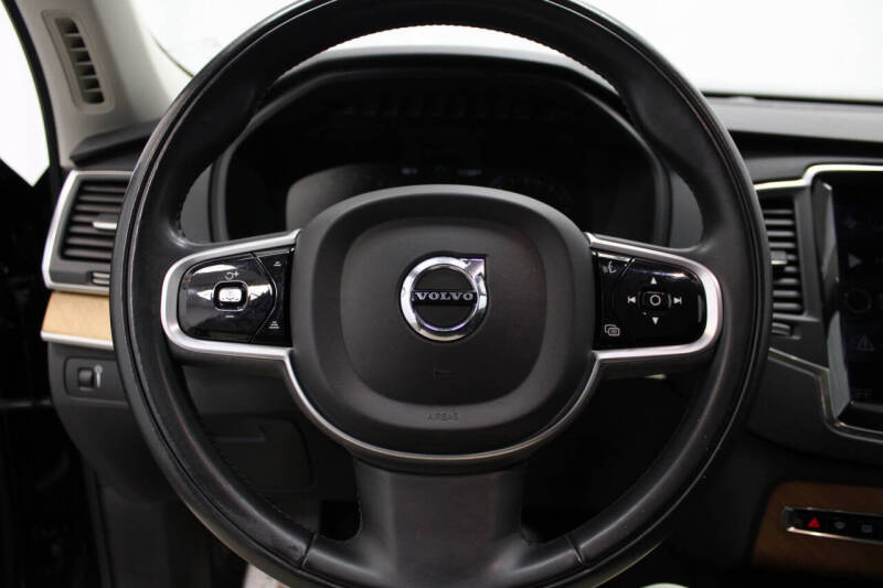 2022 Volvo XC90 T6 Momentum 6-Passenger