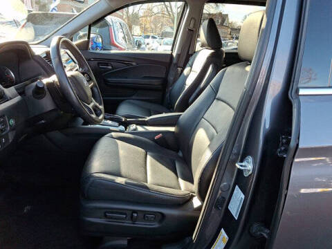 2022 Honda Pilot Touring w/Rear Captain's Chairs