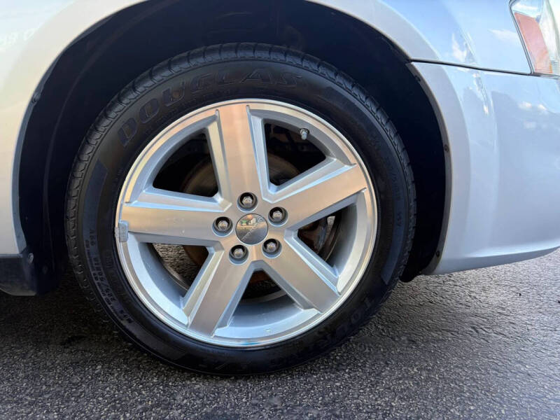 2011 Dodge Avenger Lux