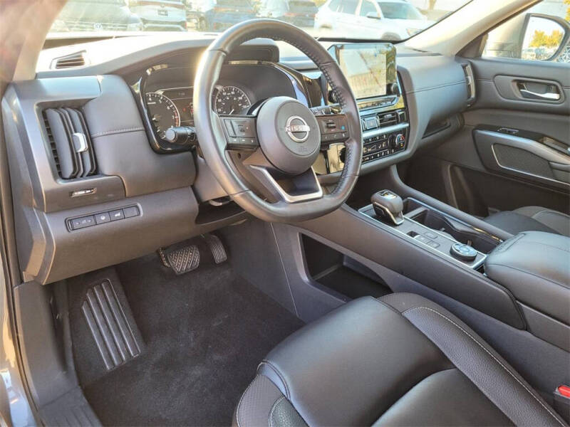 2024 Nissan Pathfinder SL