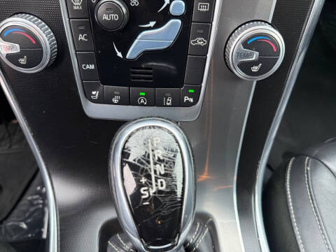 2016 Volvo XC60 T6 Drive-E R-Design Platinum