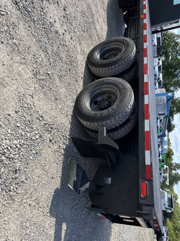 2017 Freightliner M2106 Truck