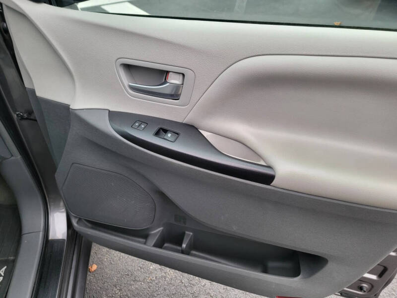 2017 Toyota Sienna LE 7-Passenger