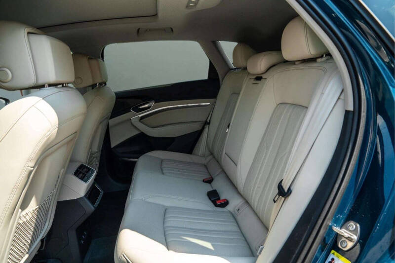 2022 Audi e-tron quattro Premium Plus