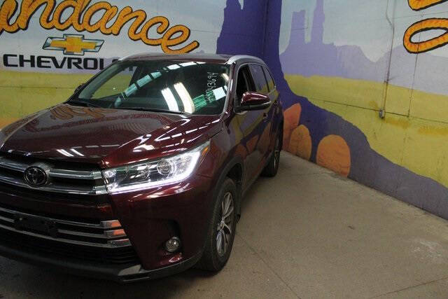 Used 2019 Toyota Highlander XLE with VIN 5TDJZRFH0KS943694 for sale in Grand Ledge, MI