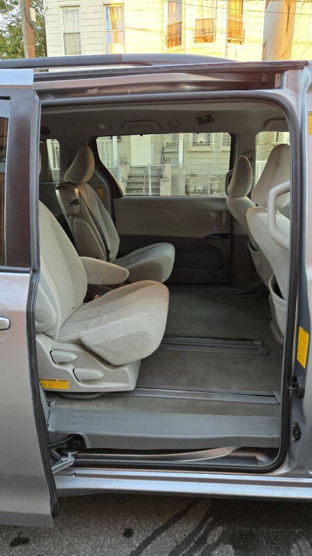 2014 Toyota Sienna LE 7-Passenger Auto Access Seat