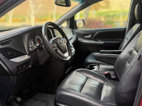 2017 Toyota Sienna SE Premium 8-Passenger