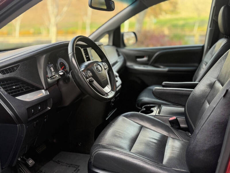 2017 Toyota Sienna SE Premium 8-Passenger